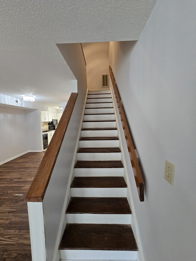 Building Photo - 117 Kingsbury Dr