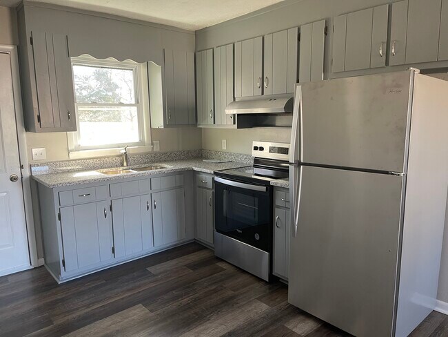 Building Photo - 305 Houseal St