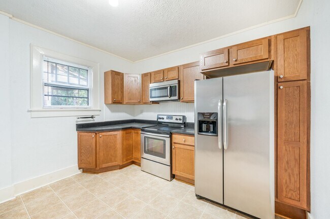 Building Photo - Beautifully updated House in Rivermont