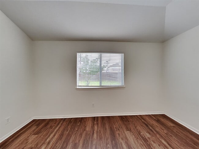 Building Photo - 2114 English Green Way