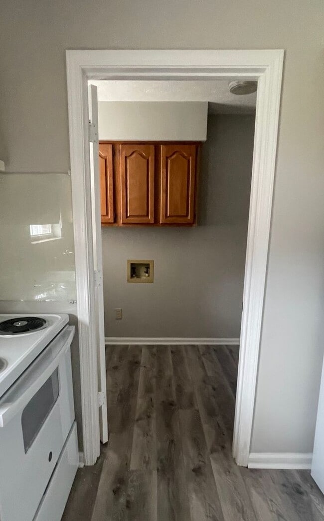 Building Photo - AVAILABLE NOW 3 bedroom, 2 bath with garag...