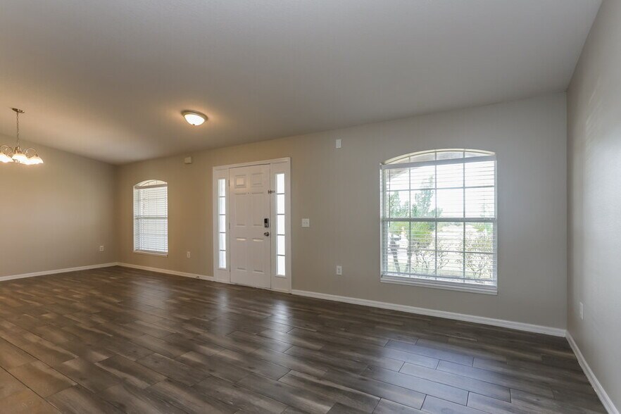 Building Photo - 15 Lake McLeod Dr
