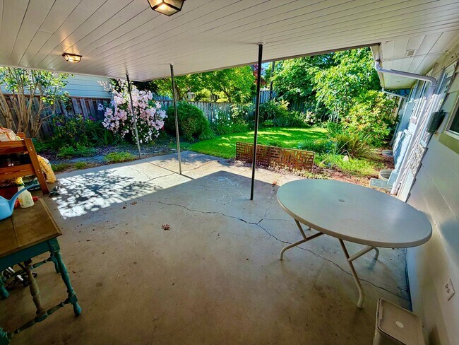 Building Photo - Spacious, Remodeled 5bd/3bath Cherry Park Home with Large Fenced Garden and Finished Basement