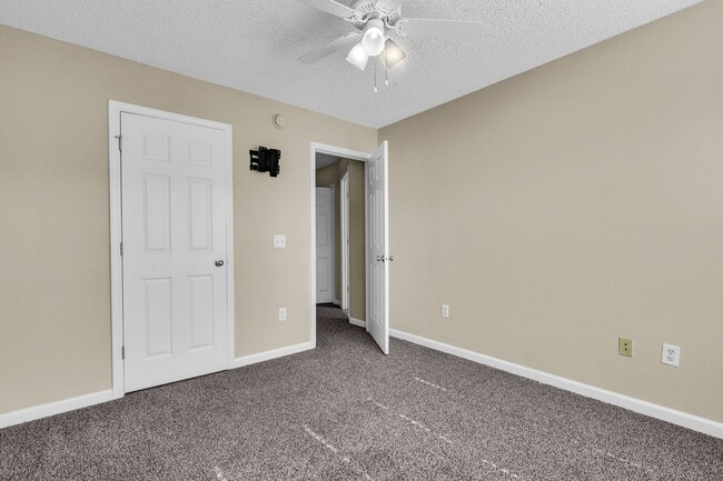 Building Photo - Charming 3-Bed Townhome in Prime Richmond Hill Location!