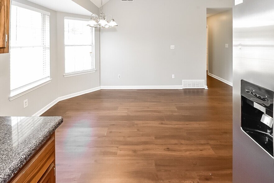 Building Photo - 4088 Ravenwood Dr N