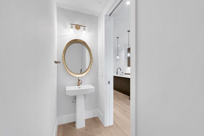 Building Photo - Condo Available Downtown Greenville!