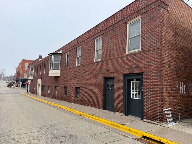 Building Photo - Spacious 4-Bedroom Apartment with Main Street Views