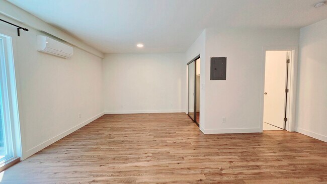 Building Photo - Redwood City: Remodeled Studio w/ Laundry In Unit & Parking Included