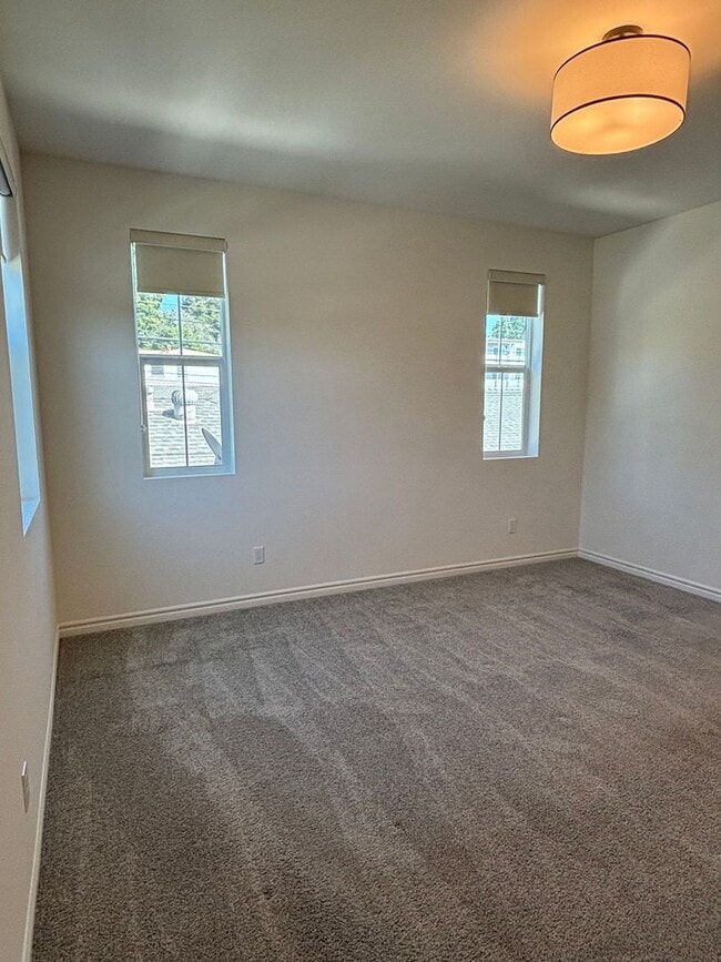Building Photo - $500 OFF SECOND MONTH RENT SPECIAL!! - Bright Four-Bedroom Townhome in Whittier and Walkable Palm...