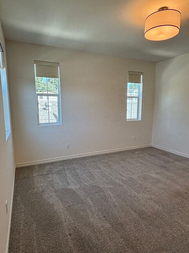 Building Photo - Bright Four-Bedroom Townhome in Whittier and Walkable Palm Park