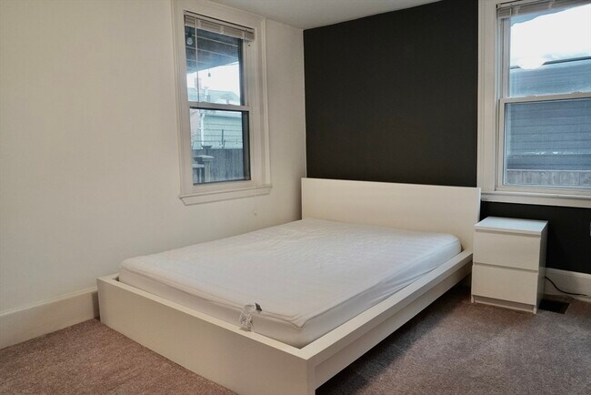 Building Photo - 27 Turner St