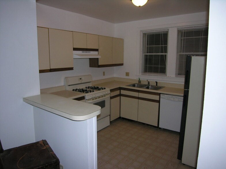 Building Photo - 577 Green Ln
