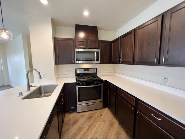 Building Photo - Modern 3BD/2.5BA in La Jolla! Private Doub...
