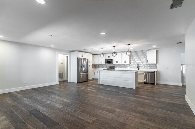 Building Photo - 16880 SE 63rd Ln