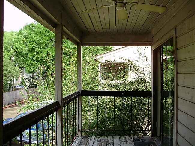 Building Photo - 17401 Red Oak Dr