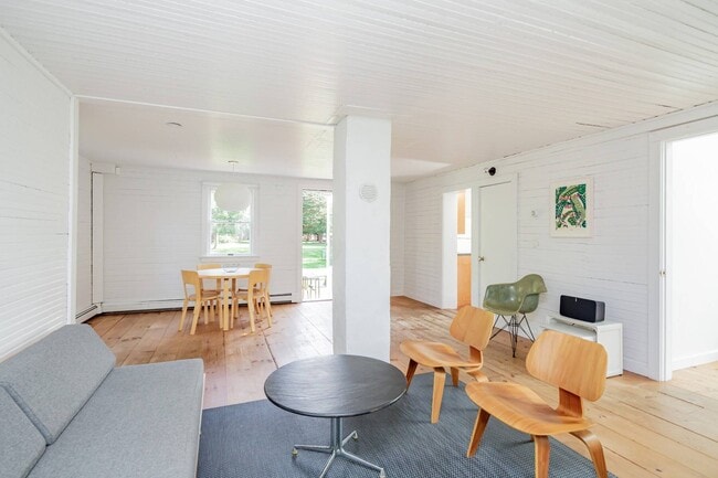 Building Photo - 706 Springs Fireplace Rd