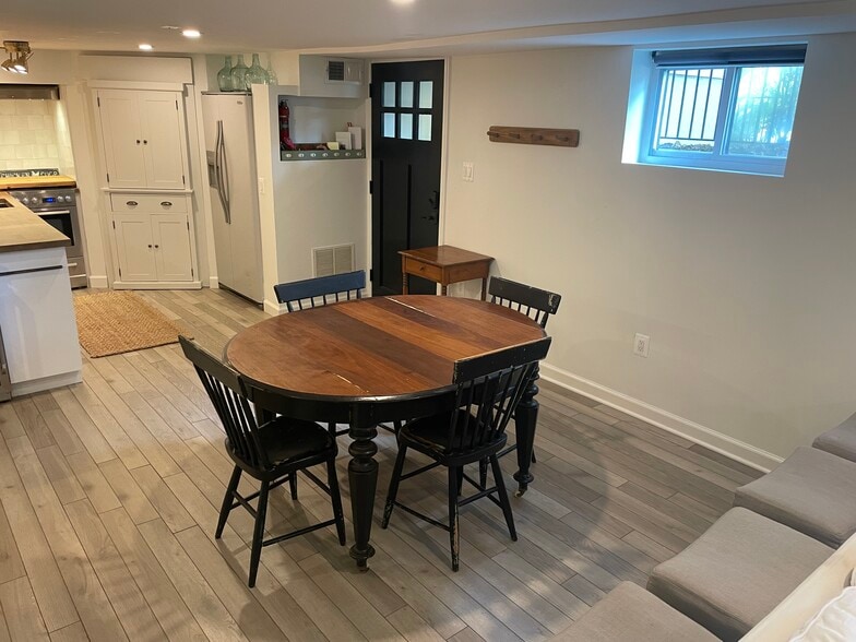 Building Photo - 402 N Cleveland St