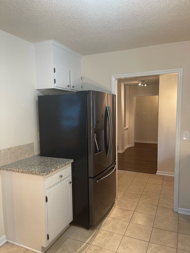 Building Photo - 2304 Oldenburg Dr