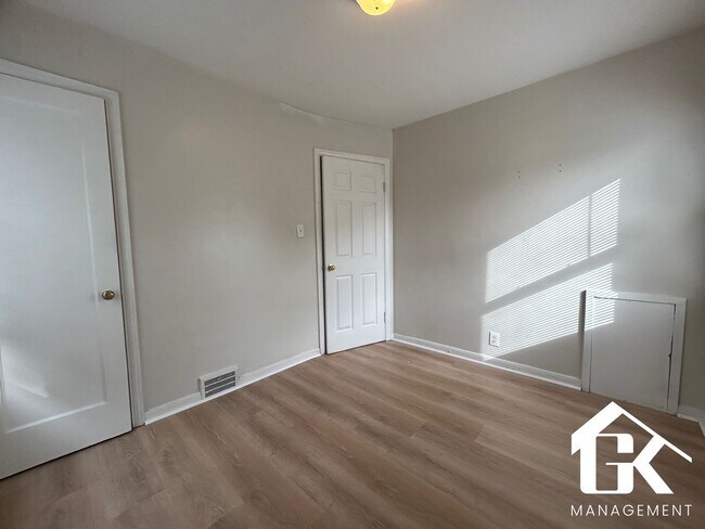 Building Photo - 5915 Farmbrook St