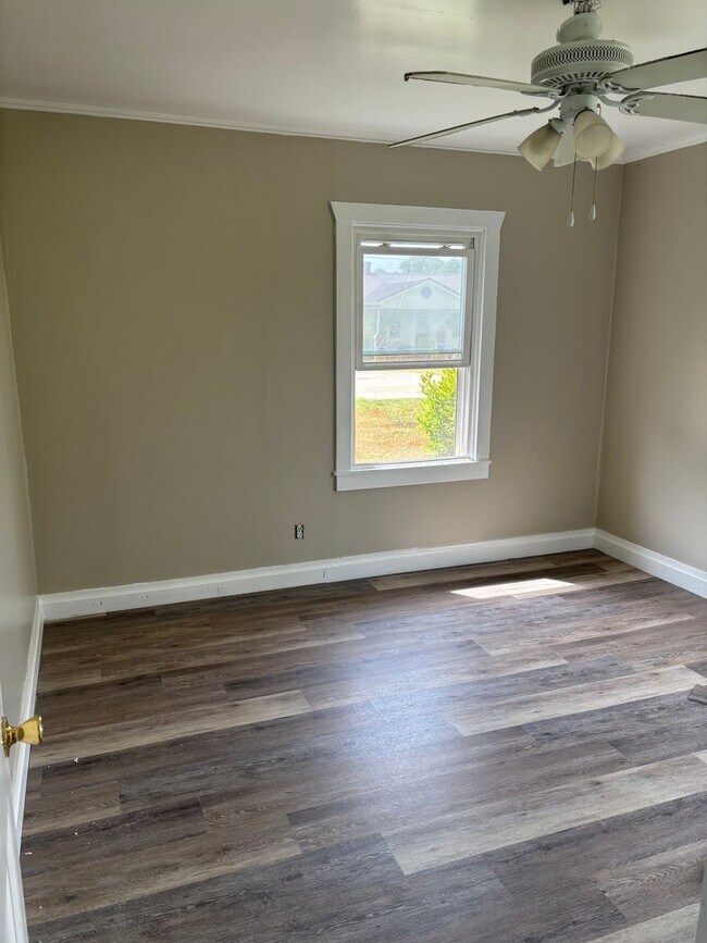 Building Photo - 3 Bed/1 Bath House