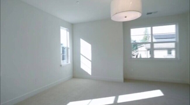 Building Photo - "Luxurious 3-Bed Oasis in Granite Bay with Elegant Finishes & Modern Comforts"