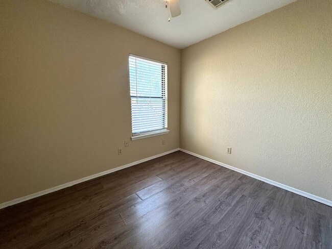 Building Photo - 3 bedroom 2 bathroom home Near In Broken A...