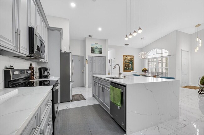 Building Photo - 6247 Heliconia Rd