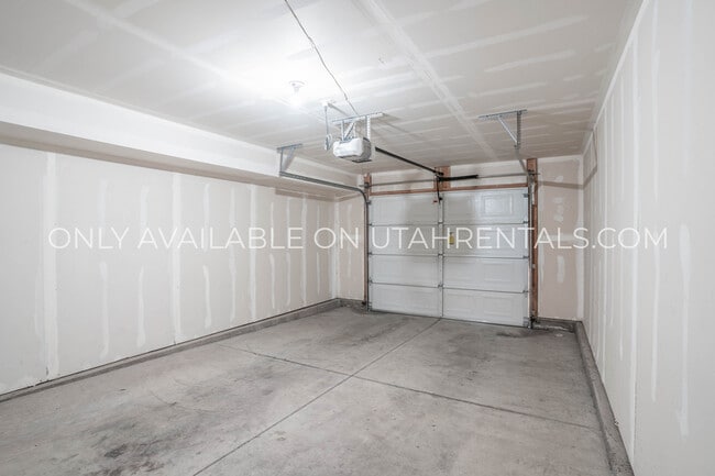 Building Photo - 678 N 190 E
