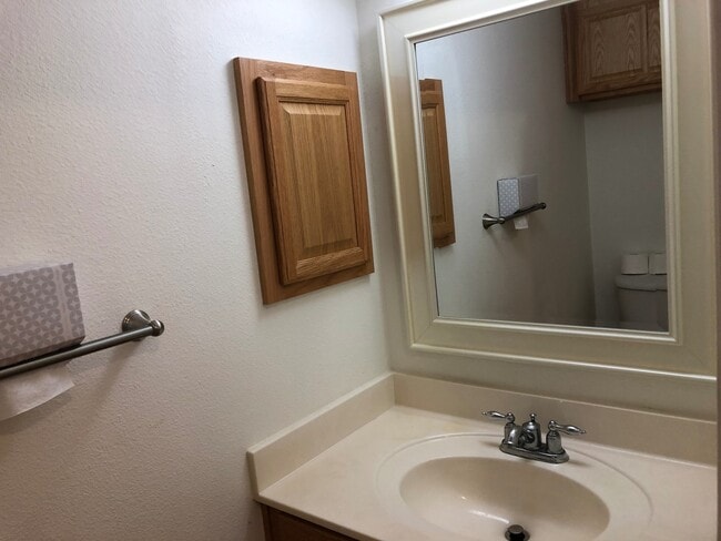 Building Photo - Great Close-In Condo