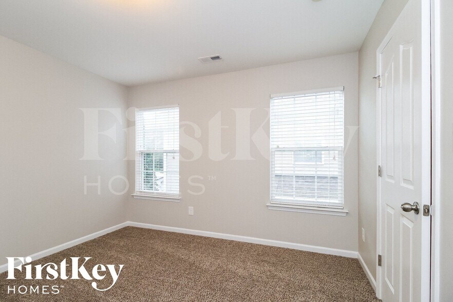 Building Photo - 2592 Viola Ct