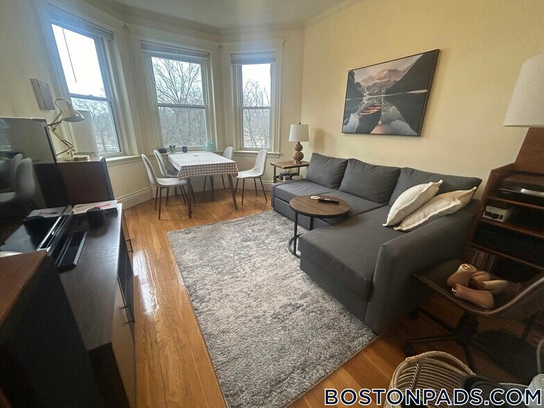 Primary Photo - 100 Queensberry St