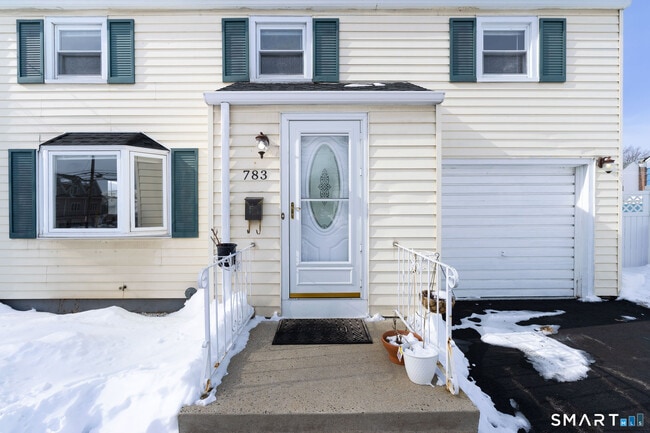 Building Photo - 783 Quaker Ln S