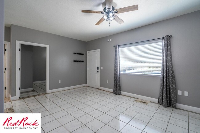 Building Photo - Lovely 2 Bedroom Condo. Pet Friendly!