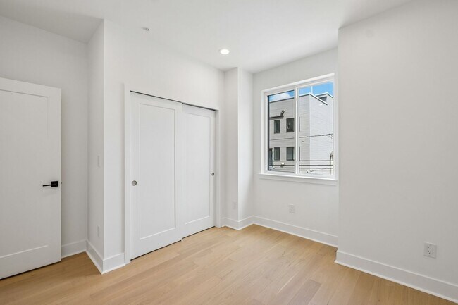 Building Photo - 1518 N Darien St