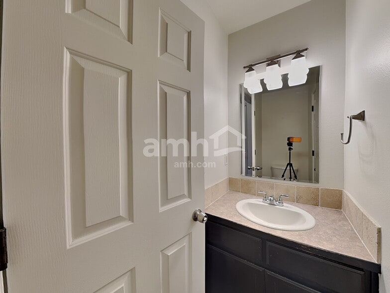 Building Photo - 2513 E Cinnamon Ln