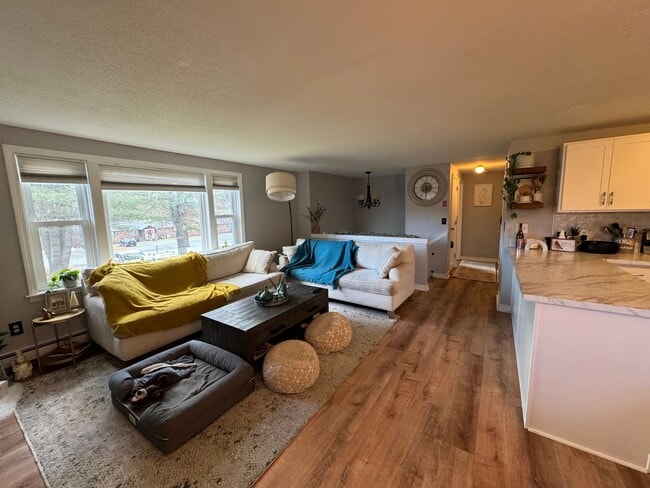 Building Photo - Charming 2 Bed, 1.5 Bath Raised Ranch