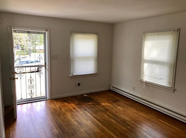 Building Photo - 3 bedroom house on quiet dead end! All ele...