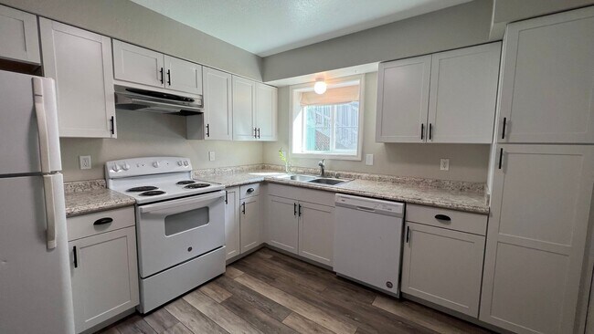 Primary Photo - 1103 Karluk St
