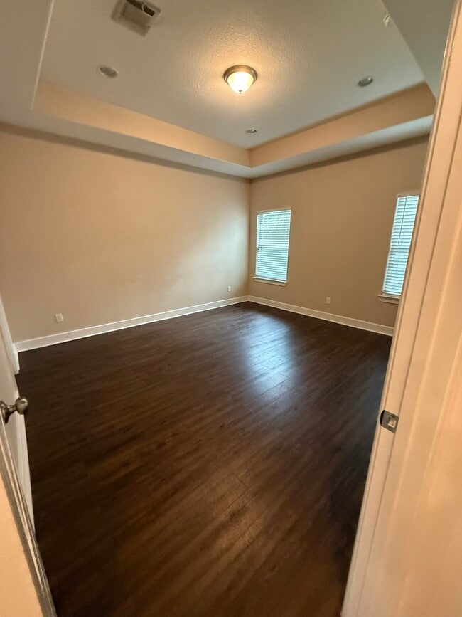 Building Photo - 6125 Rollins St