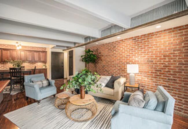 Building Photo - Cute 2 Bed Condo in Old Town