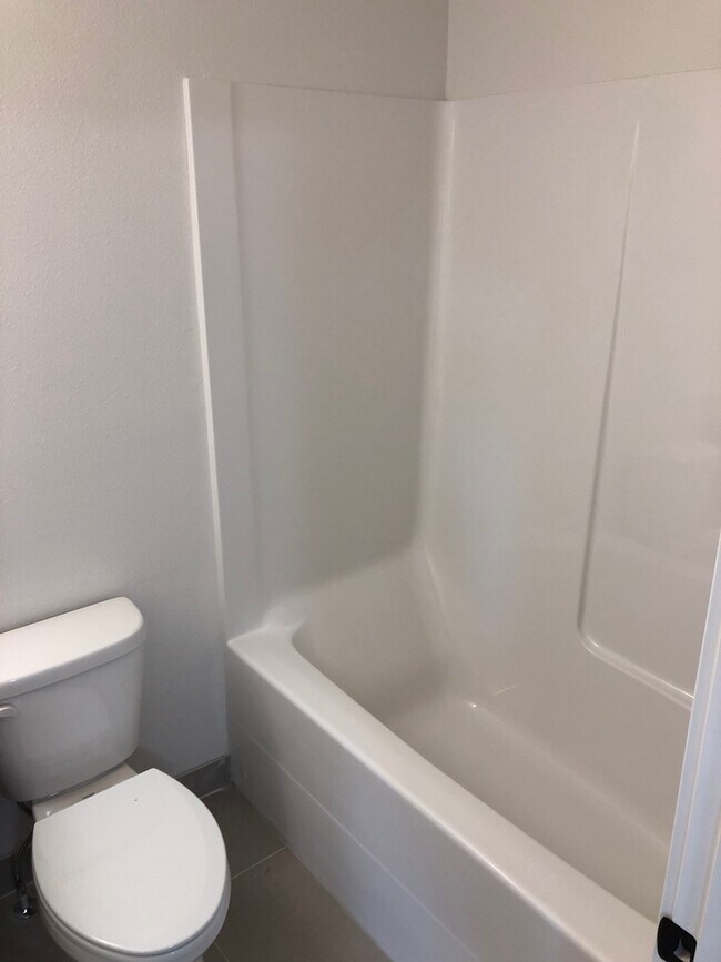 Building Photo - 4.5 Bathrooms ! 4 large bedrooms! Close to CWU