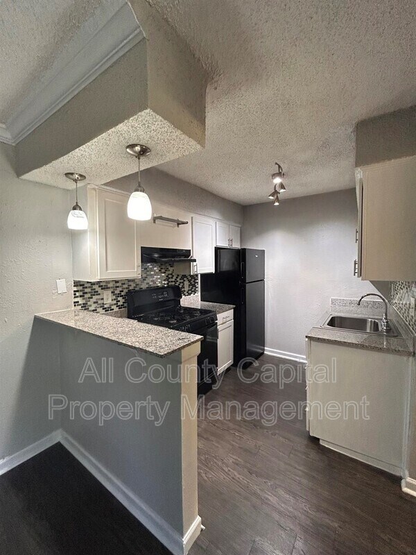 Building Photo - 5426 Menchaca Rd