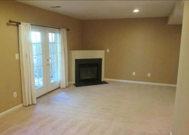 Building Photo - Beautiful 3 Bed 2 Bath 2 Half Bath Brick T...