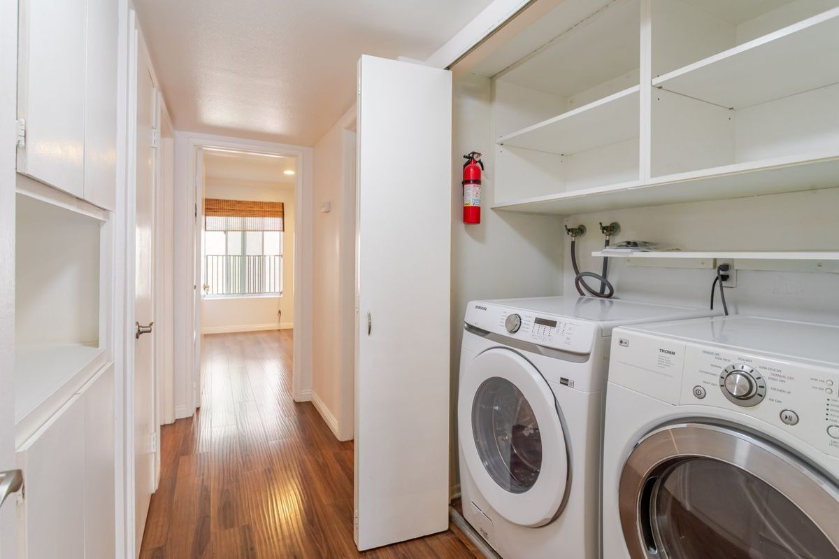 Building Photo - 14990 Victory Blvd