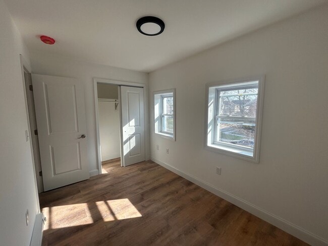 Building Photo - Gorgeous 3 bedroom 1 1/2 bathroom Single F...