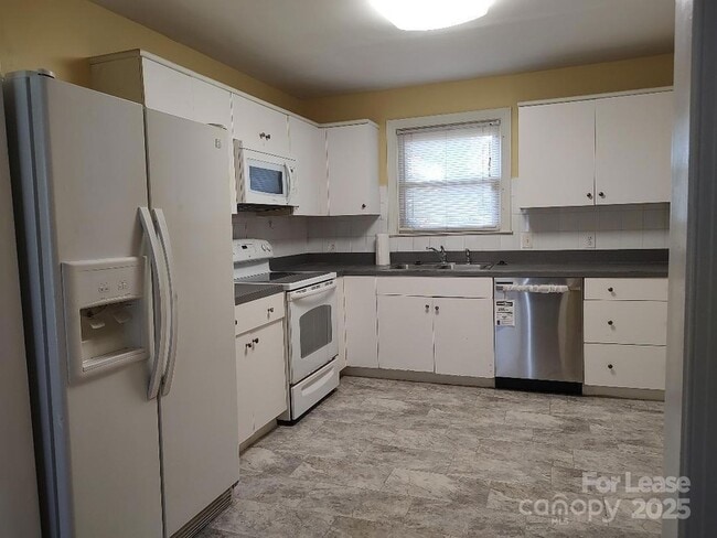 Building Photo - 322 Hartford Ave