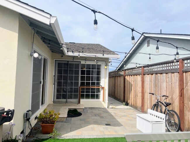 Building Photo - 906 Crane Ave