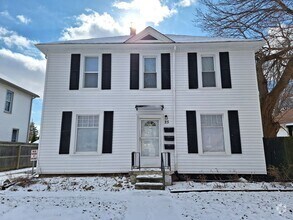 Building Photo - Charming two bedroom apartment in bustling...