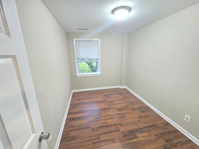 Building Photo - Beautiful 4 Bedroom 2 Bathroom East Baltimore Town Home