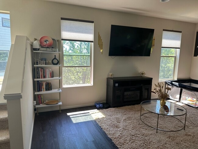 Building Photo - Spacious 4BR End-Unit Townhome + Bonus/Flex Room | A/C | Garage | Greenbelt Views